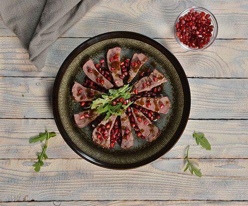Seared beef with pomegranate & balsamic dressing