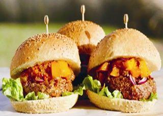 Barbecued beef burger with mango relish