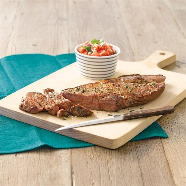 Barbecued rump steak with tomato salsa